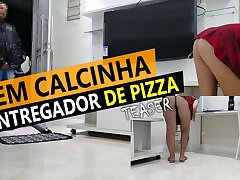 Cristina Almeida recebendo entregador de