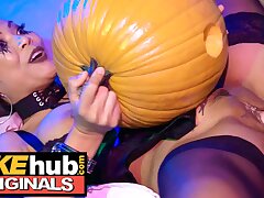 Fakehub Originals - Pumping the pumpkin