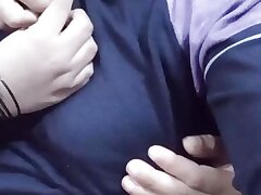 Fresh Desi Sizzling Aunty ka funbags kasa han sab comments ma batwo , homemade Aunty fucky-fucky vid