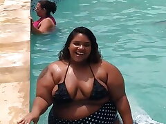 GORDA IMENSA E DELICIOSA SAINDO DA