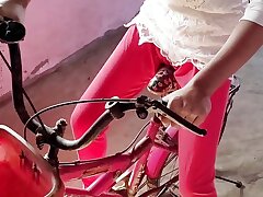 Cycle par baiti hu hello bhabhi ko devar