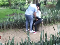 ESPIANDO A UNA PAREJA EN EL PARQUE