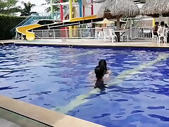 llevo a joven morena a piscina, dentro